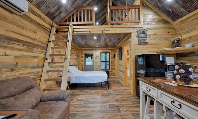 Mena Cabin | Cozy 1 bedroom + loft cabin, 3 miles to WPG, bring your ATV or rent one from us!