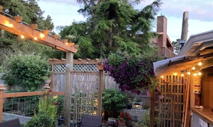 Seal Rock House | Cozy 1 bedroom surf camp with hot tub