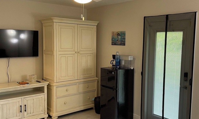 White City House | Cozy 1-bedroom unit with WiFi, AC and heated pool in wonderful Fort Pierce