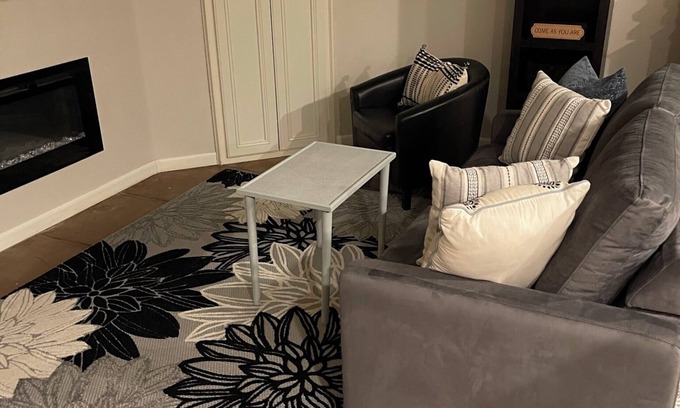 Riviera - Westchester House | Cozy 1 Bedroom w sofa bed. In DT Bakersfield, close to Dining & Entertainment!