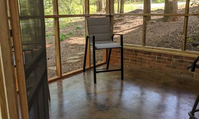 Townville Apartment | Cozy 1 BR/1BA apartment steps from Lake Hartwell.