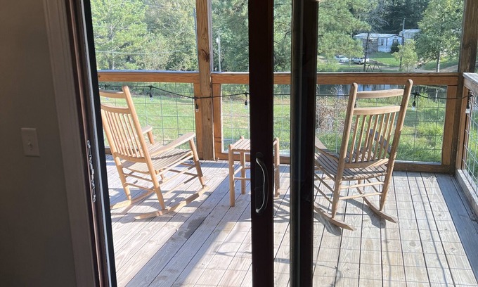 Coker Cabin | Cozy 1 BR Cabin + Sofa Bed - 9 miles to Bryant Denny Stadium!
