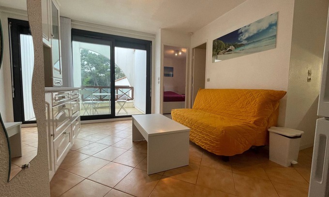 Saint-Georges-de-Didonne Apartment | Cozy 1-Bedroom Apartment with Terrace, Steps from Saint-Georges-de-Didonne Beach