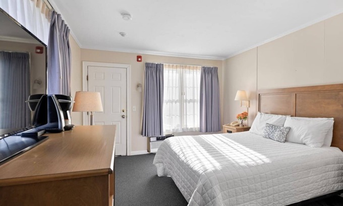 Falmouth Heights Apartment | Cozy 1 Queen Bed Escape Near Beach & Fun