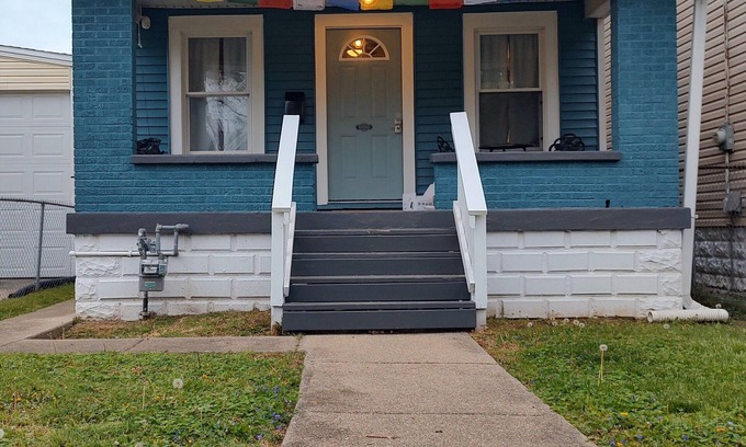 Shawnee House | Cozy 1920s corporate rental at the Toasty Cairn bungalow