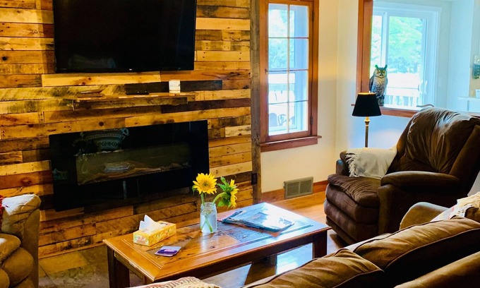 Three Lakes House | Cozy 1940s Cottage on Range Line Lake – Private Waterfront on Three Lakes Chain