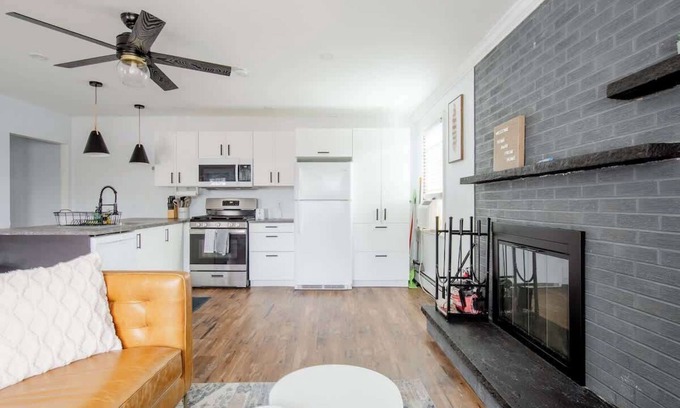 Wilmington Apartment | Cozy 1B Apt w/fireplace, full kitch & off str PK