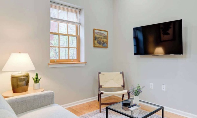 Rittenhouse Row Apartment | Cozy 1BD With Balcony