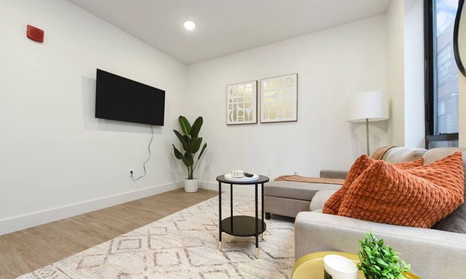 Shadyside Apartment | Cozy 1BR/1BA + Gym Near UPMC & Carnegie Mellon