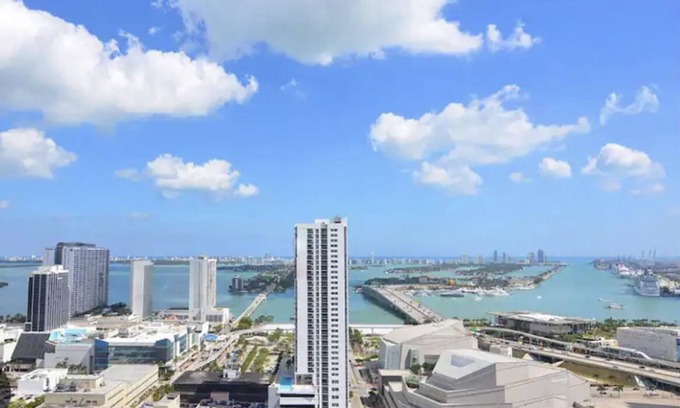 Overtown Apartment | Cozy 1br city view condo