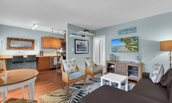 Old Naples Condo | Cozy 1BR Condo Steps from 5th Ave & Naples Beach