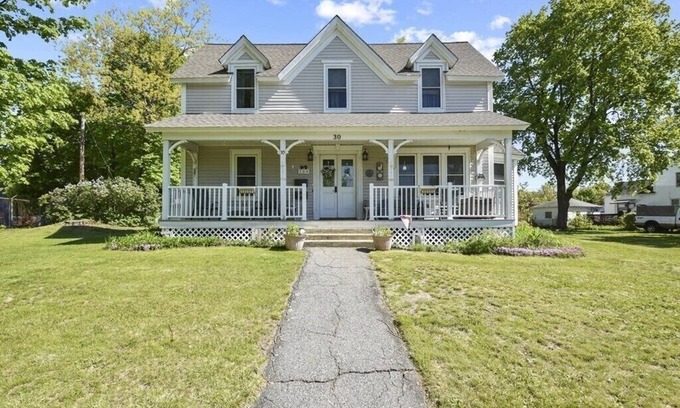 Webster Square Apartment | Cozy 1BR Near Shops & Bus - 5Min to Worcst Airport