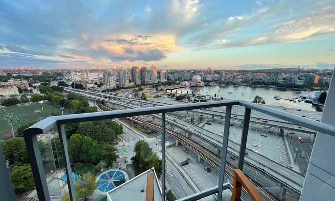 Crosstown Condo | Cozy 1BR suite Stunning View, AC and Parking