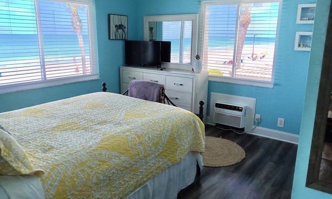 North Redington Beach Condo | Cozy 1BR Condo w/0 min walk to beach! Spectacular views! Nov/Dec still open!