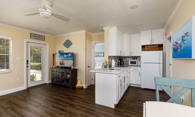 North Redington Beach Condo | Cozy 1BR Condo with parking, 0min walk to Beach! Oct Nov savings!