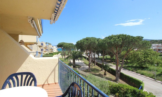 Llanca Apartment | Cozy 1st-Floor Apartment with Terrace, 150m from Grifeu Beach - Sleeps 4