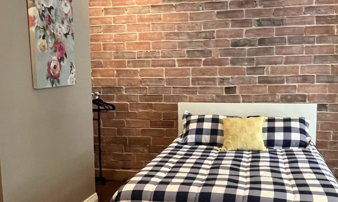 Front Park Apartment | Cozy 1st Floor Downtown Apartment!