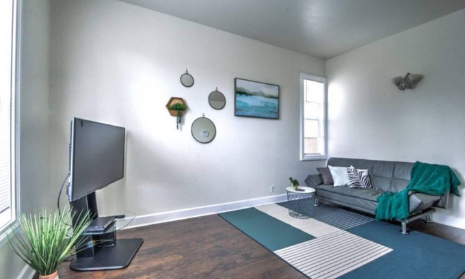 Broadway Apartment | Cozy 2 bdr Appt at heart of Capitol Hill