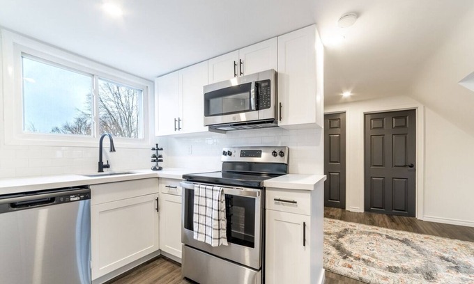 Welland House | Cozy 2 BDR Home/Apt. 20 mins to falls in Niagara