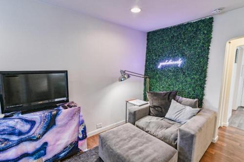 South Tacoma Apartment | COZY 2 BDRM APT - Easy Access FREE PARKING - AC UNIT