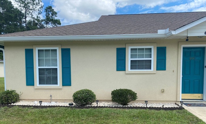 Kingsland House | Cozy 2 bdrm duplex, 10 min from base!