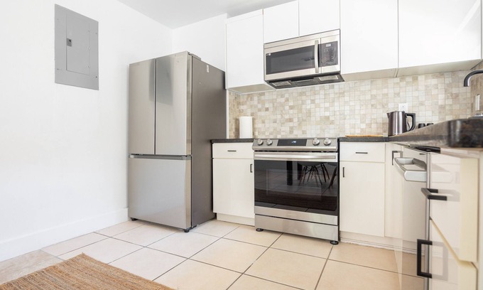 The Roads Villa | Cozy 2 bed 1 bath House By Vizcaya Museum