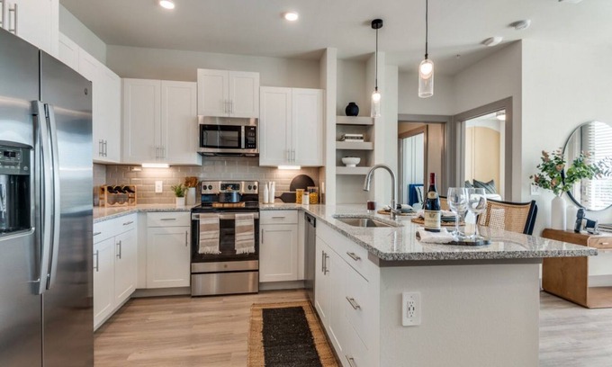 Dallas Apartment | Cozy 2-bed, 1-room is a office space for sleeping apartment WiFi, AC Dallas