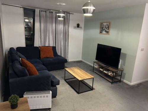 Clayton Apartment | Cozy 2 Bed Apartment with Balcony Etihad Views, Steps from Coop Live