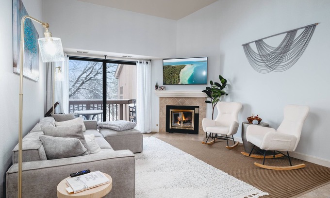 Acme Condo | Cozy 2-Bed Golf Course Condo. Minutes To The Beach!