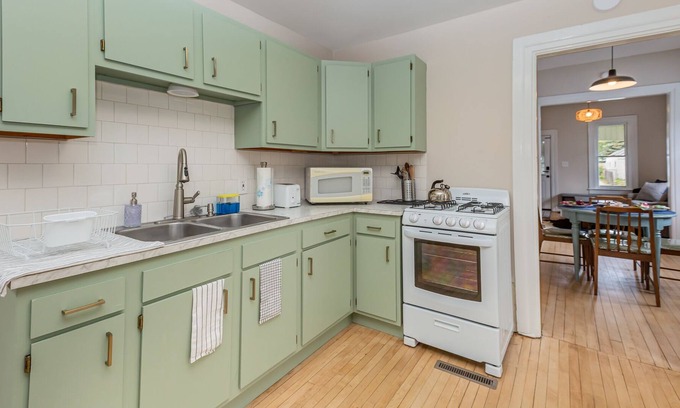 Bay City House | Cozy 2-Bed Home Near Downtown Bay City w Parking