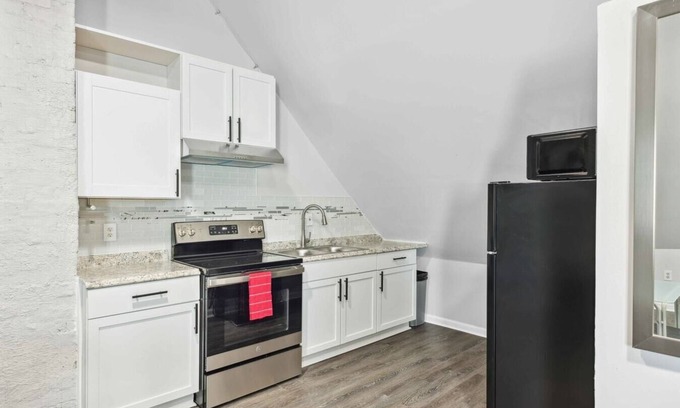Mexicantown - Southwest Detroit Cottage | Cozy 2-bed Urban Retreat in Downtown Detroit, Private