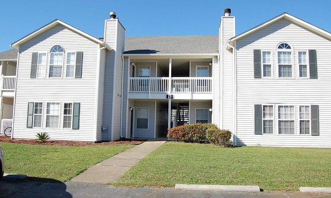 Gulf Shores Condo | Cozy 2 bedroom 2 bathroom condo. Sleeps 6. Just 4 miles from the Gulf!