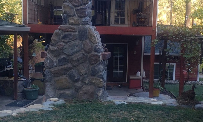 Lakehead House | Cozy 2-bedroom,2bath house in enjoyable Redding with WiFi, AC. 2 creeks