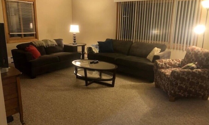 Reedsburg Condo | Cozy 2 Bedroom Apartment in the Heart of the Cityn