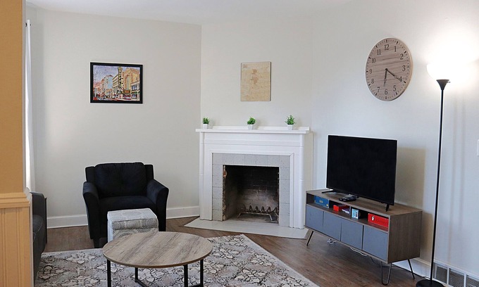 Buffalo Apartment | Cozy 2 Bedroom Apartment in Buffalo, NY - 30 minute drive from Niagara Falls!