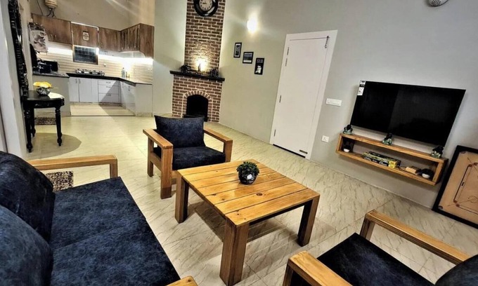 Patparganj Apartment | Cozy 2-bedroom apartment in charming Delhi with WiFi