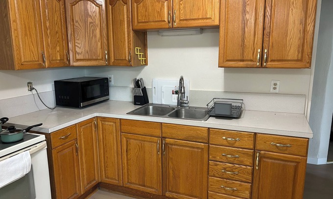 Burley Apartment | Cozy 2-bedroom apartment in welcoming Burley with AC
