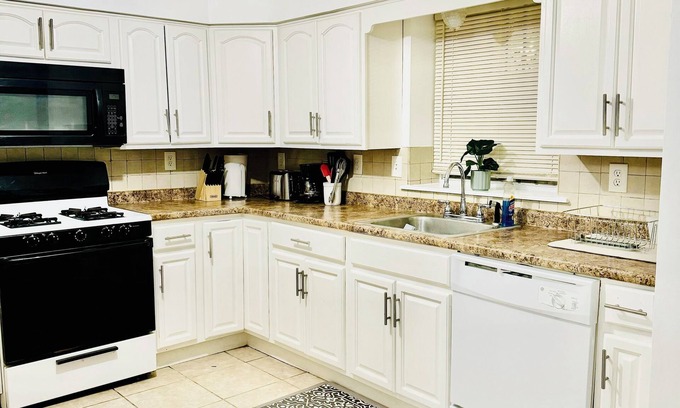 Newark House | Cozy 2-bedroom Apartment by Newark Airport with Private Parking/Access to NYC