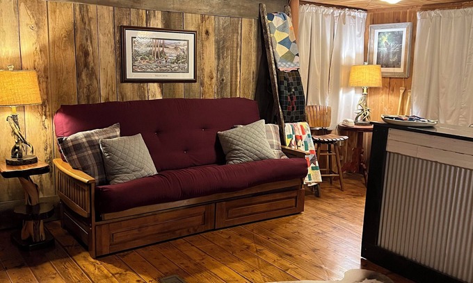 Halfway Cabin | Cozy 2-bedroom cabin in Scottsville with creek access, fishing, kayaking,