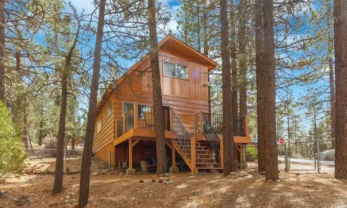 Big Bear City Cabin | Cozy 2-bedroom cabin in brilliant Big Bear with WiFi
