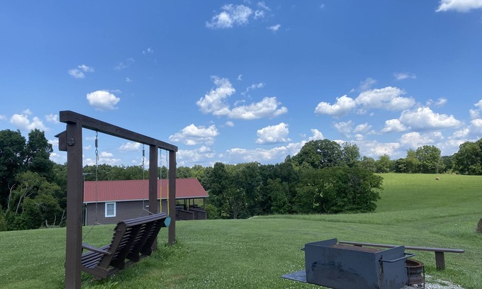 Logan Cabin | Cozy 2-bedroom cabin with hot tub in the peaceful Hocking Hills