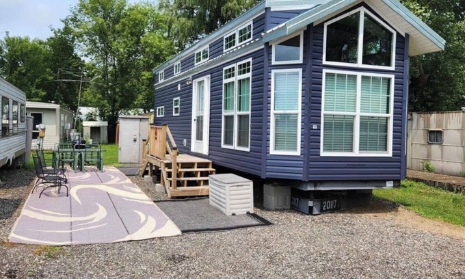 Larsen RV Rental | Cozy 2-bedroom campground in charming Larsen with AC