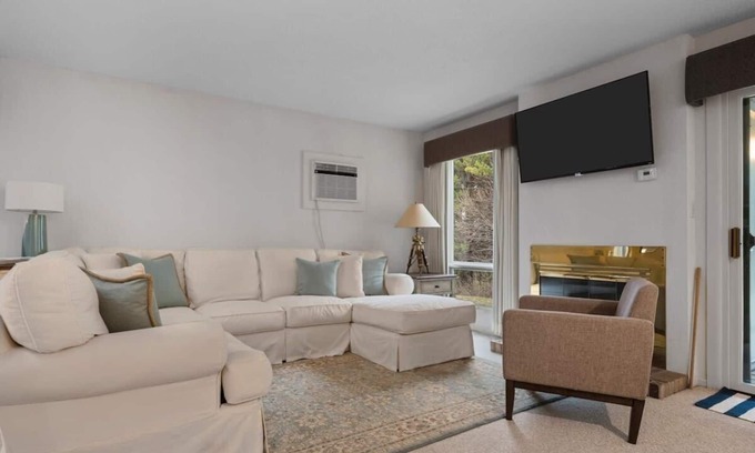 Acme Apartment | Cozy 2 Bedroom Condo at GTR!