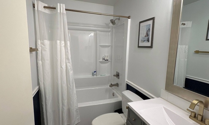 Greenville Downtown Condo | Cozy 2-bedroom condo in charming Greenville neighborhood with WiFi, AC