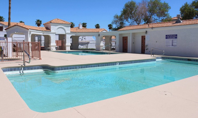 Las Vegas Condo | Cozy 2-bedroom condo! Your home away from home in Sunny Las Vegas! 🌞