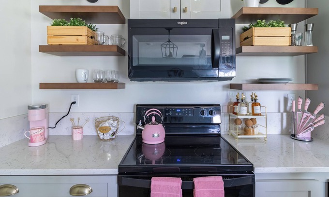 Cooper-Young Historic District House | Cozy 2 bedroom Cooper Young 7 minutes from Downtown