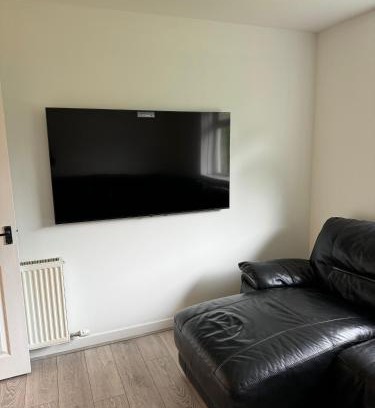 Kirkcaldy House | Cozy 2 Bedroom Cottage in Kirkcaldy