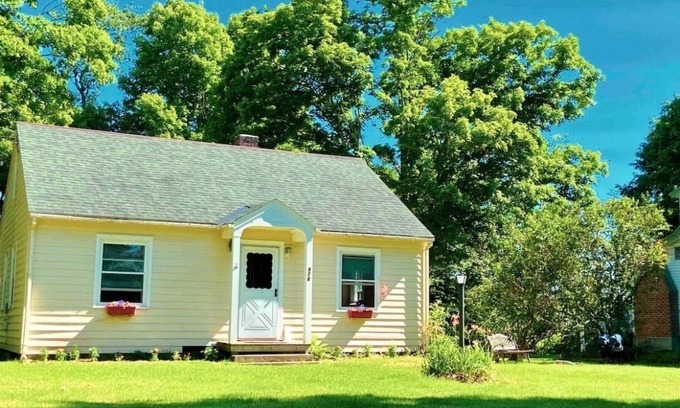 Poultney Cottage | Cozy 2 bedroom cottage located on Poultney River