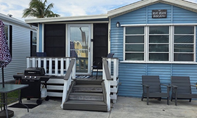 Jensen Beach House | Cozy 2-bedroom house 1.5 baths with beach vibe, WiFi, AC in lovely Jensen Beach