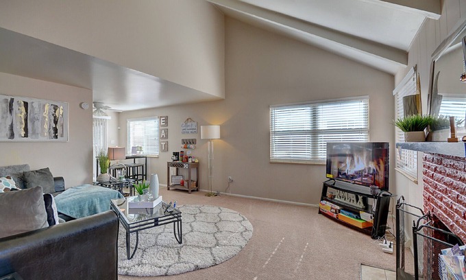 Eiber House | Cozy 2-bedroom house in nice Lakewood with WiFi, AC